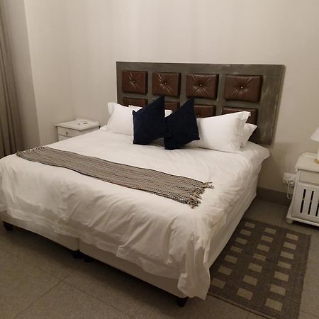 Le Chateau Guest House And Conference Centre 켐턴파크 외부 사진