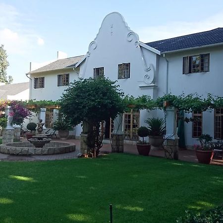 Le Chateau Guest House And Conference Centre 켐턴파크 외부 사진