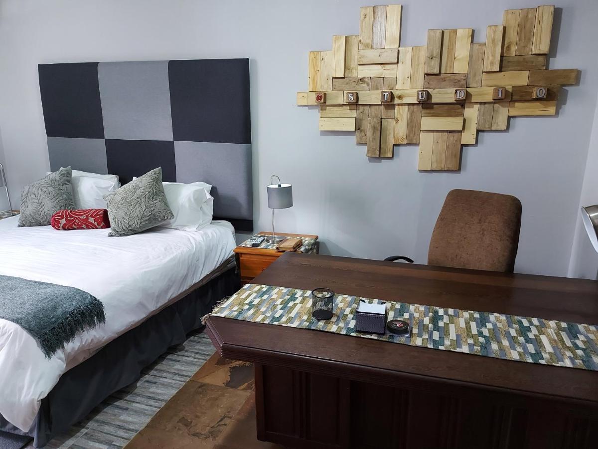 Le Chateau Guest House And Conference Centre 켐턴파크 외부 사진