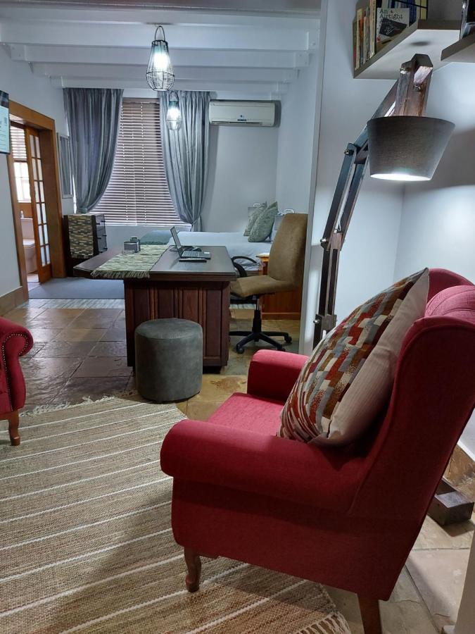 Le Chateau Guest House And Conference Centre 켐턴파크 외부 사진