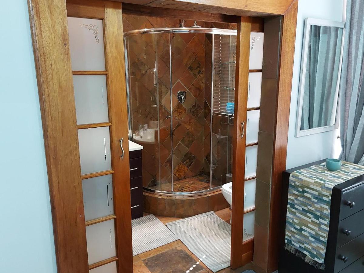Le Chateau Guest House And Conference Centre 켐턴파크 외부 사진