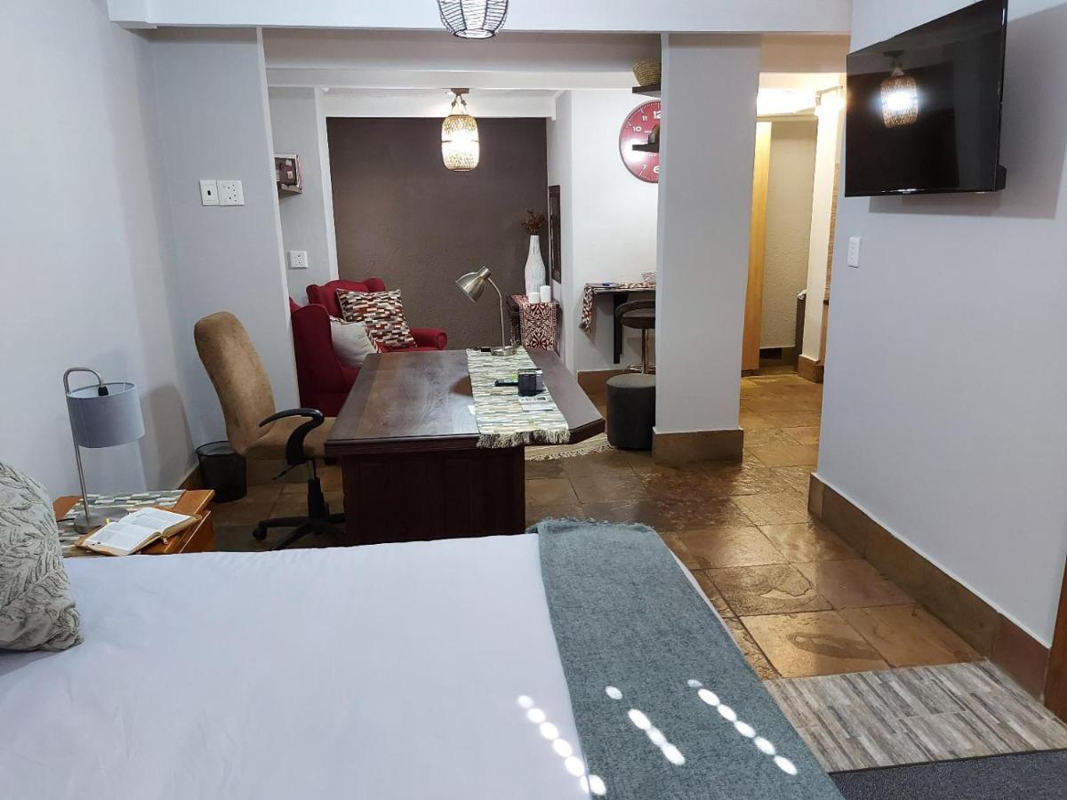 Le Chateau Guest House And Conference Centre 켐턴파크 외부 사진