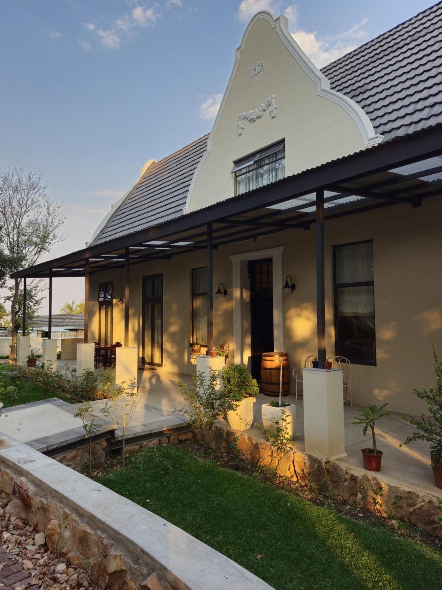Le Chateau Guest House And Conference Centre 켐턴파크 외부 사진