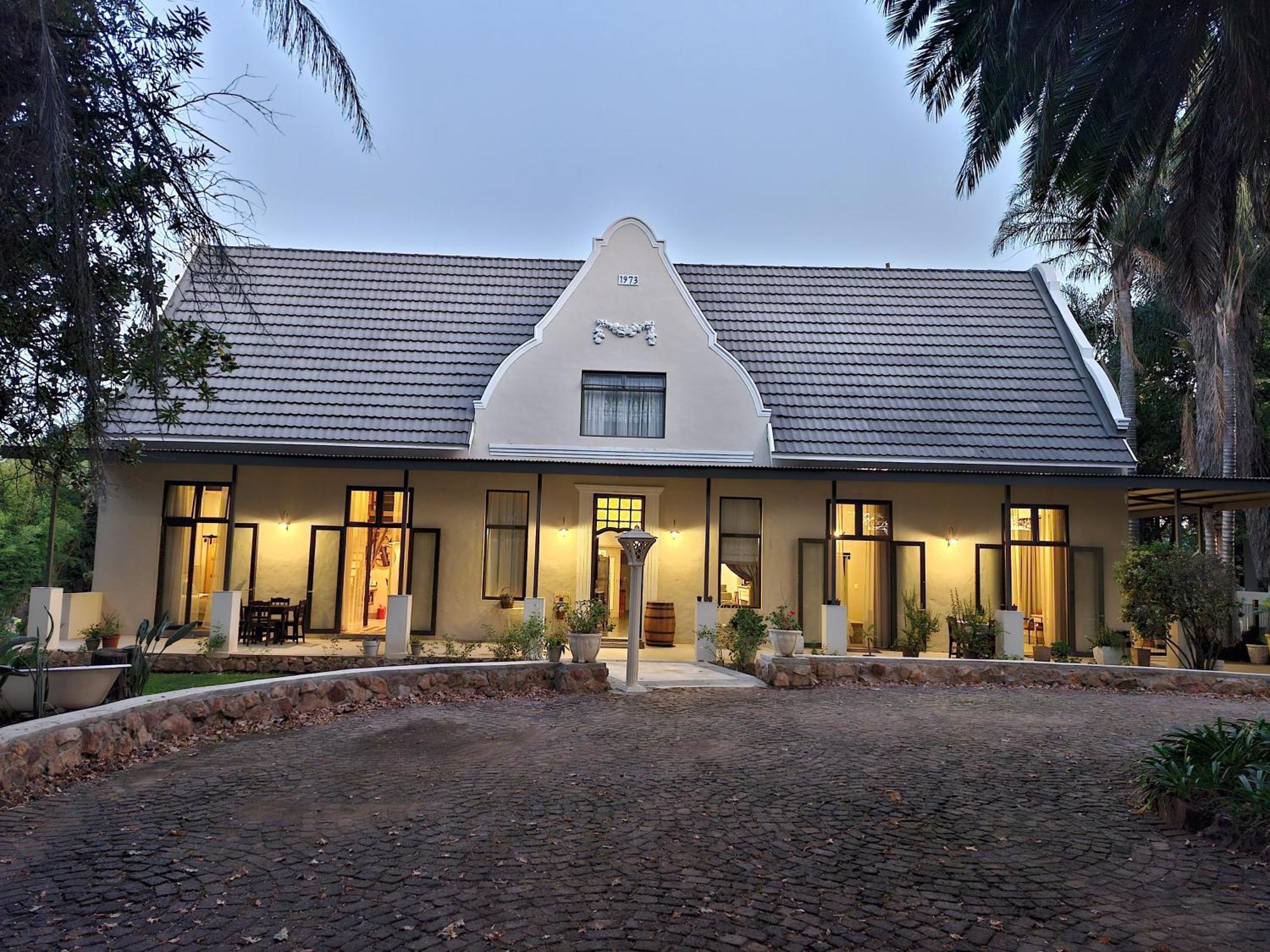 Le Chateau Guest House And Conference Centre 켐턴파크 외부 사진