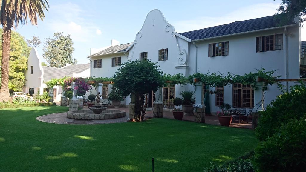 Le Chateau Guest House And Conference Centre 켐턴파크 외부 사진