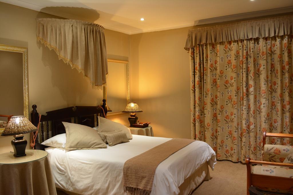 Le Chateau Guest House And Conference Centre 켐턴파크 외부 사진