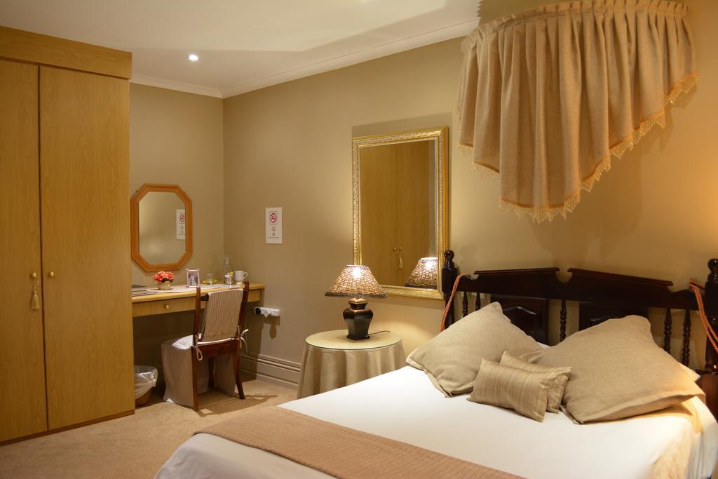 Le Chateau Guest House And Conference Centre 켐턴파크 외부 사진