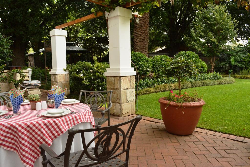 Le Chateau Guest House And Conference Centre 켐턴파크 외부 사진