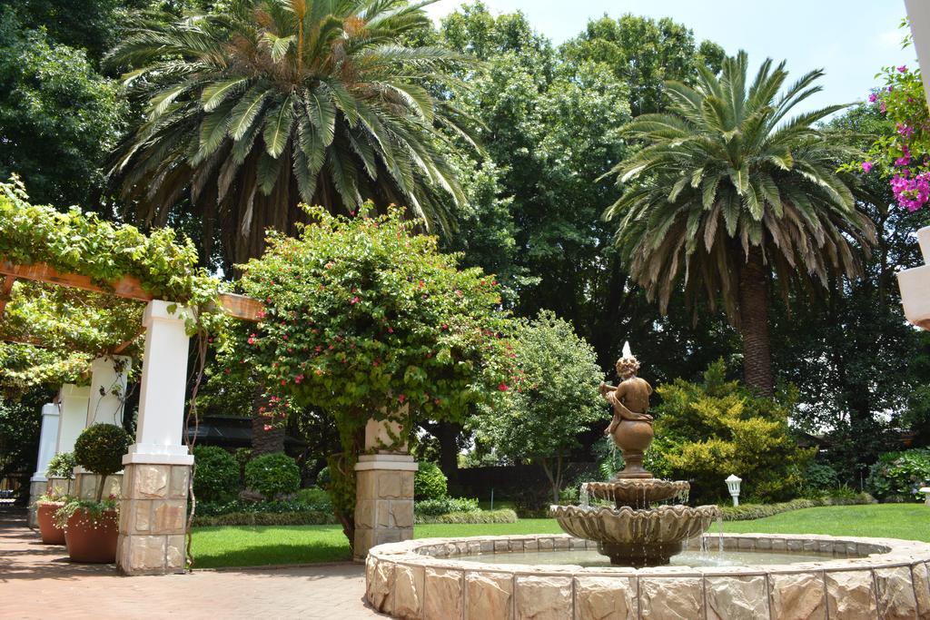 Le Chateau Guest House And Conference Centre 켐턴파크 외부 사진