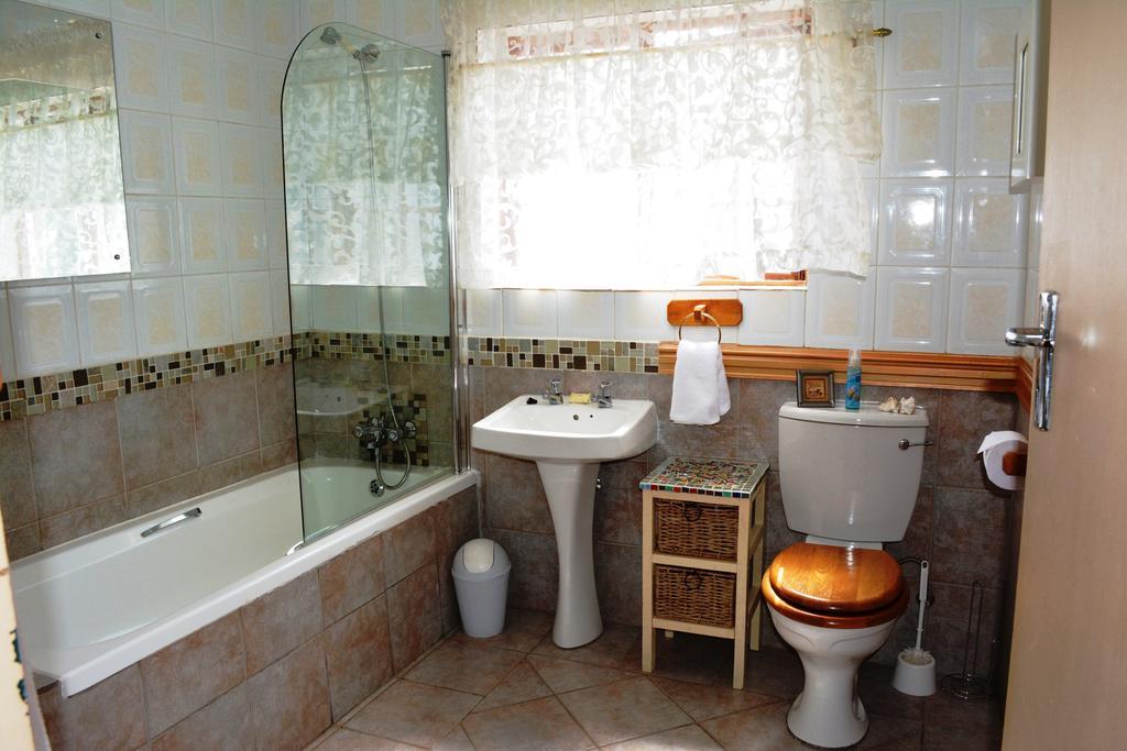 Le Chateau Guest House And Conference Centre 켐턴파크 외부 사진