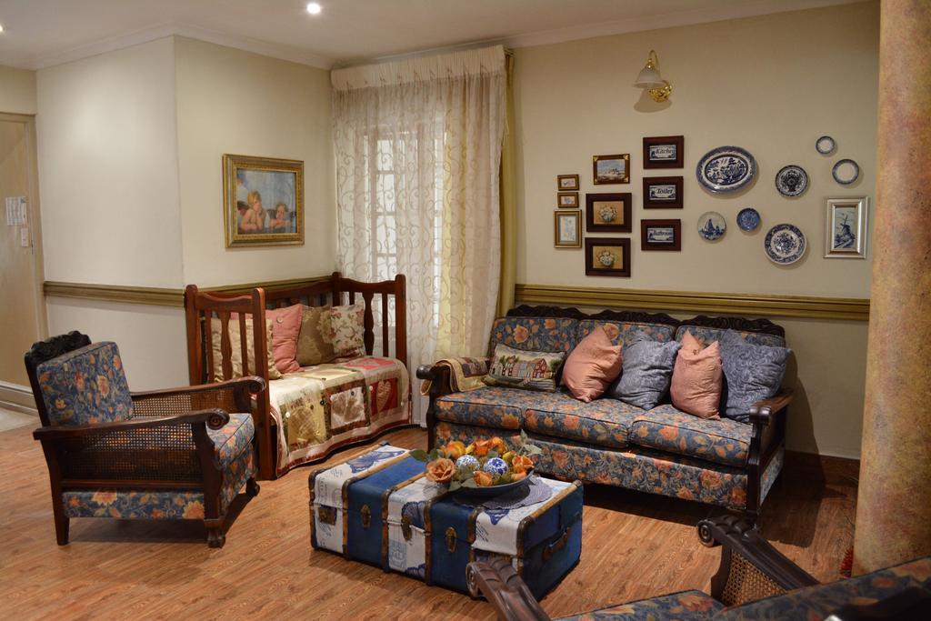 Le Chateau Guest House And Conference Centre 켐턴파크 외부 사진