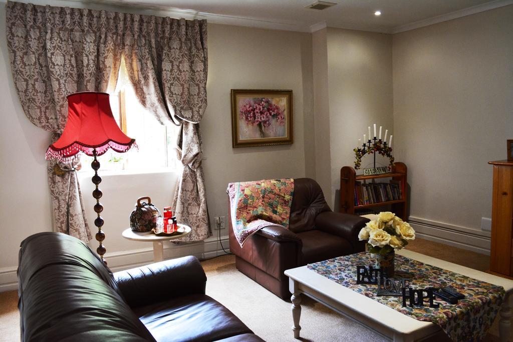 Le Chateau Guest House And Conference Centre 켐턴파크 외부 사진