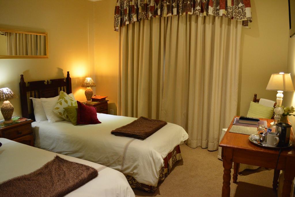 Le Chateau Guest House And Conference Centre 켐턴파크 외부 사진