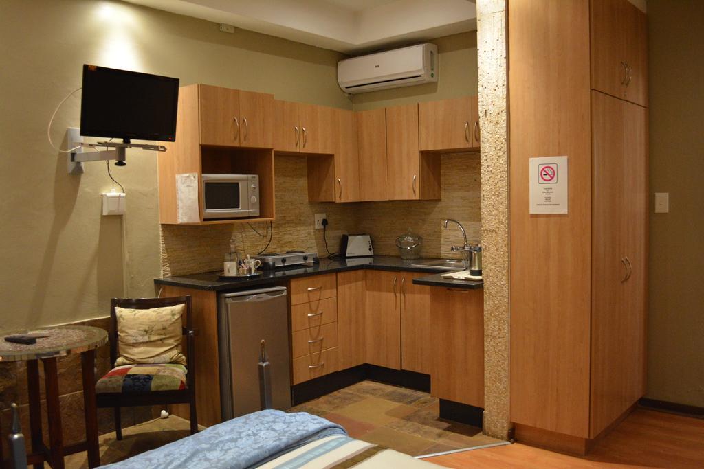 Le Chateau Guest House And Conference Centre 켐턴파크 외부 사진