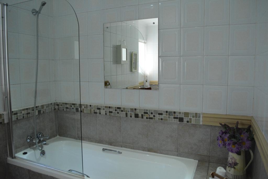 Le Chateau Guest House And Conference Centre 켐턴파크 외부 사진