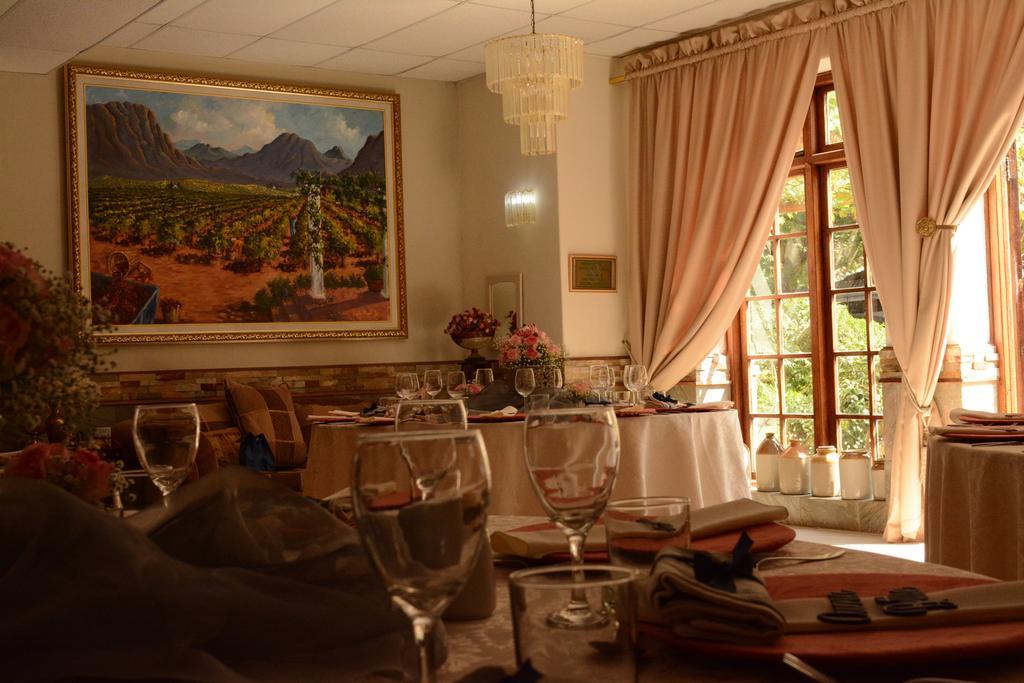 Le Chateau Guest House And Conference Centre 켐턴파크 외부 사진