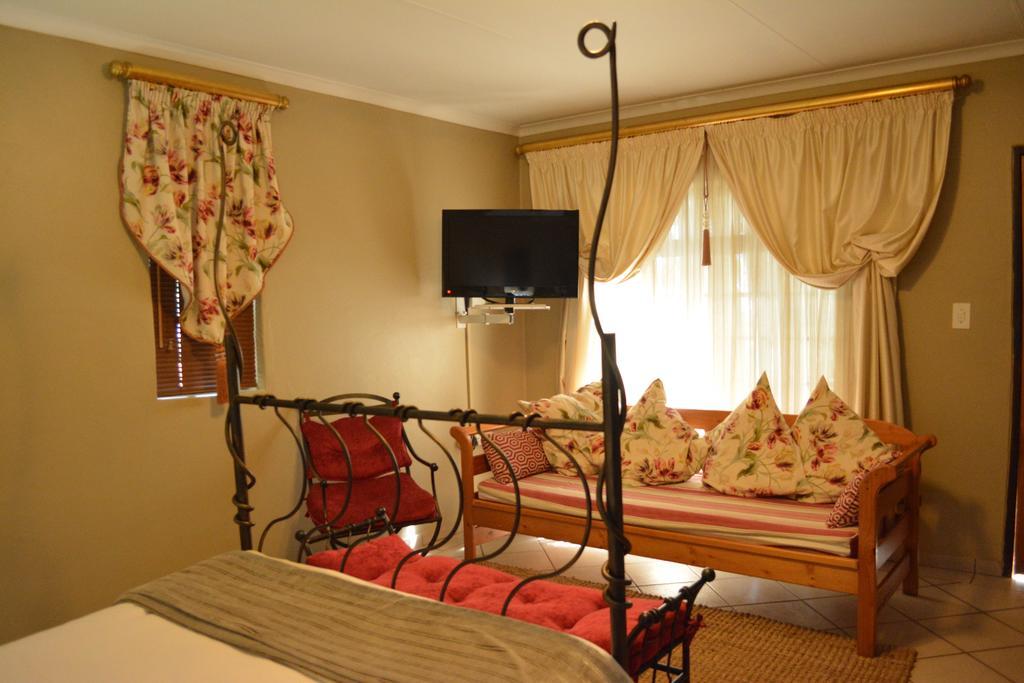 Le Chateau Guest House And Conference Centre 켐턴파크 외부 사진