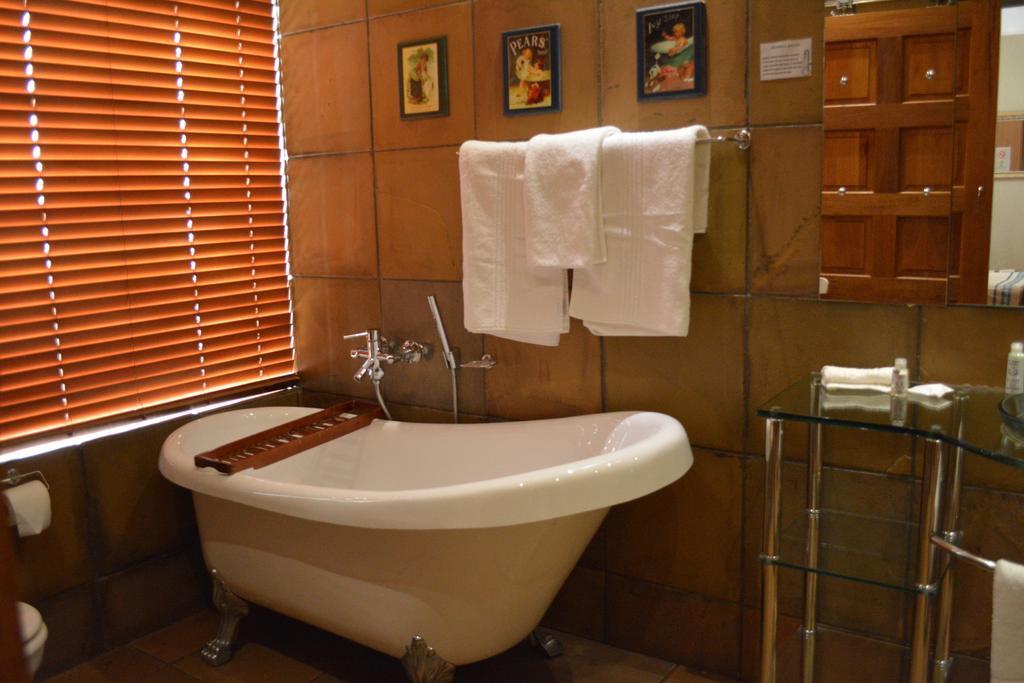 Le Chateau Guest House And Conference Centre 켐턴파크 외부 사진