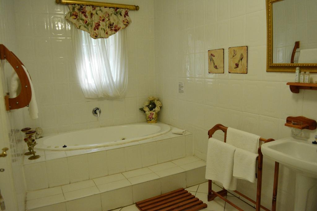 Le Chateau Guest House And Conference Centre 켐턴파크 외부 사진