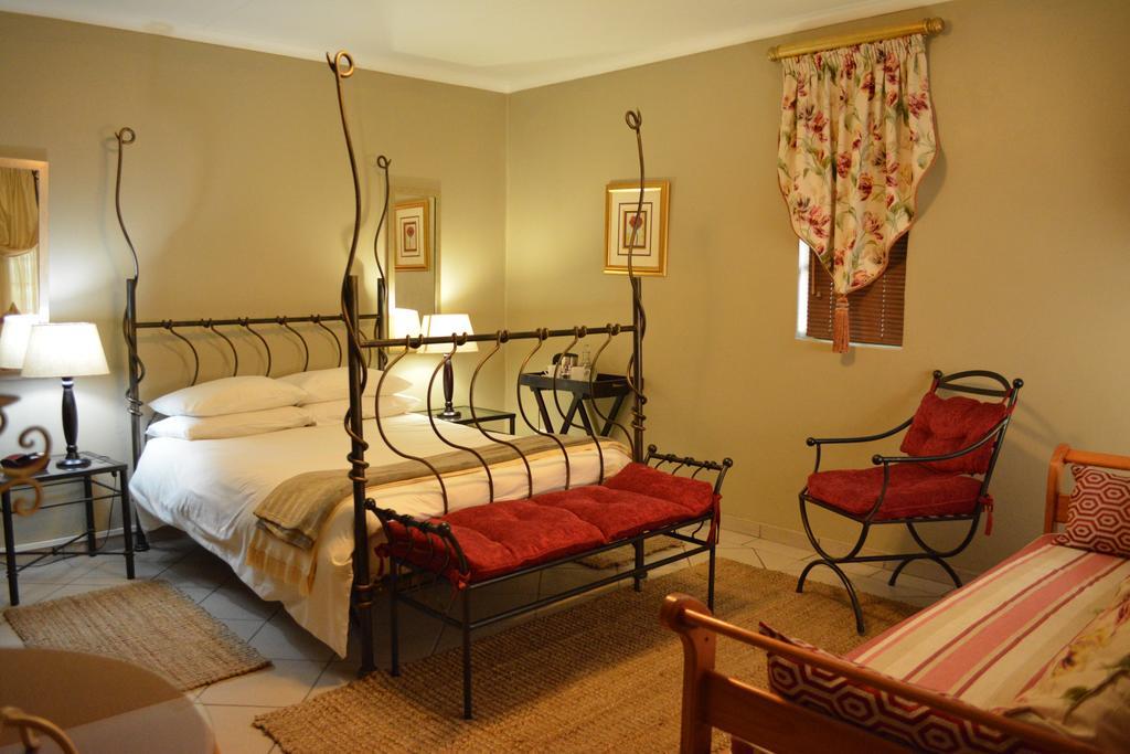 Le Chateau Guest House And Conference Centre 켐턴파크 외부 사진