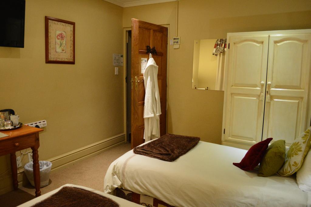 Le Chateau Guest House And Conference Centre 켐턴파크 외부 사진