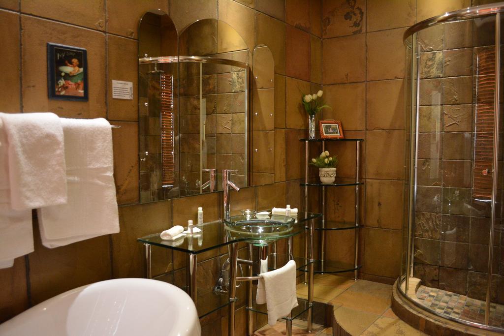 Le Chateau Guest House And Conference Centre 켐턴파크 외부 사진